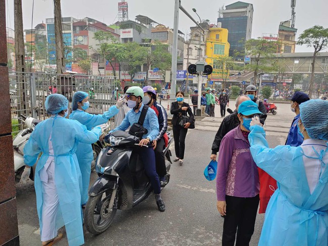 Bệnh viện Bạch Mai đưa tòa nhà 9 tầng vừa xây xong vào sử dụng làm nơi sẵn sàng đáp ứng cho việc cách ly - Ảnh 3.