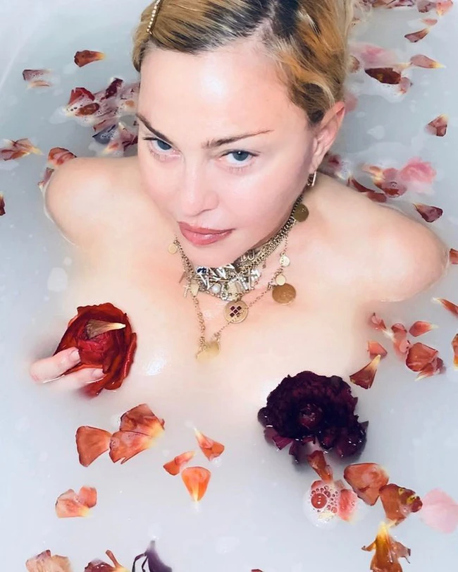 "Huyền thoại nhạc pop" Madonna khoe thân trong bồn tắm, phát ngôn không ngờ về dịch Covid-19 - Ảnh 2.