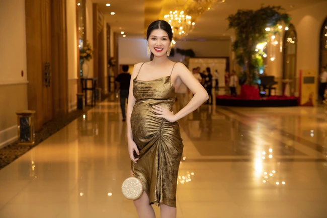 Hoa hậu U40 "ham đẻ" nhất showbiz  Việt trải qua 6 lần mang thai vẫn rạng rỡ, đăng ảnh bầu 9 tháng mà nhiều người choáng váng - Ảnh 2.