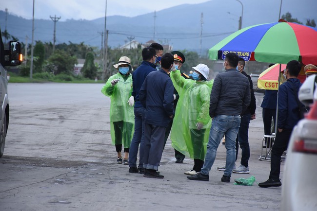 Quảng Ninh: Một du học sinh có biểu hiện sốt, cách ly cả 20 người trên xe khách - Ảnh 3.