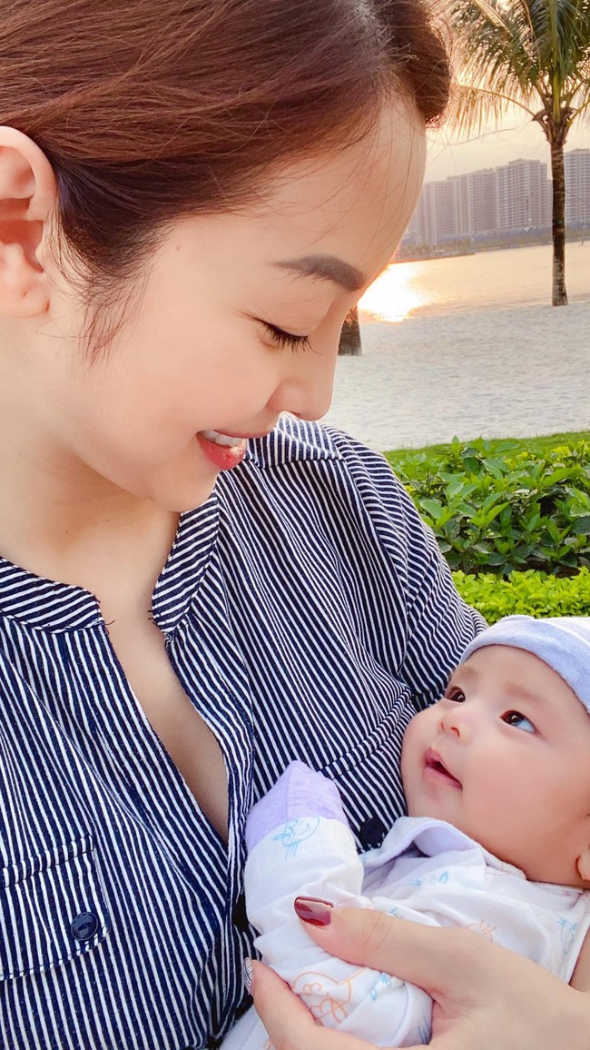 Jennifer Phạm lần đầu khoe cận mặt con gái mới sinh, dân mạng rào rào khen cựu Hoa hậu: "Đẻ quá khéo" - Ảnh 1.