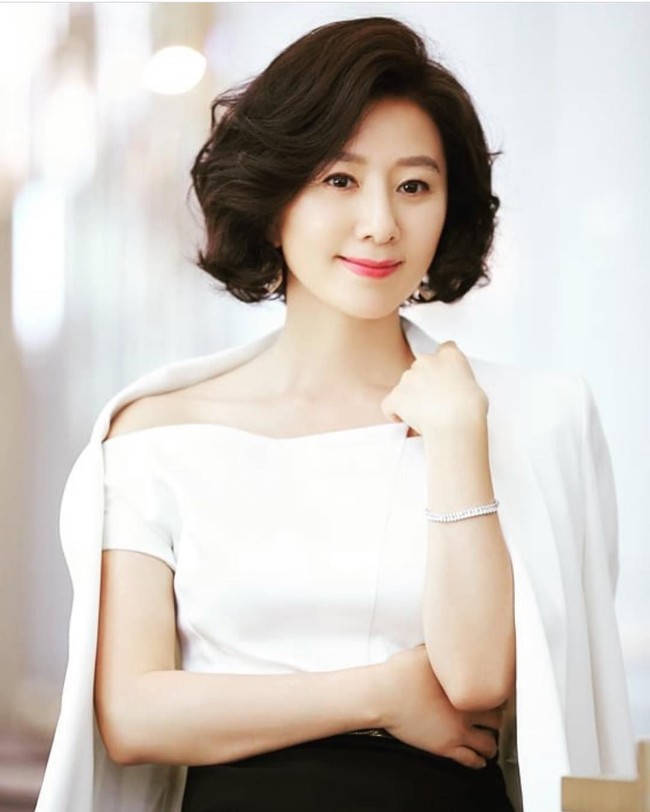 "Chị đại" Kim Hee Ae tái xuất: 35 năm chuyên trị dòng phim ngoại tình, sắp U60 nhưng không ngại đóng cảnh giường chiếu với trai trẻ - Ảnh 3.
