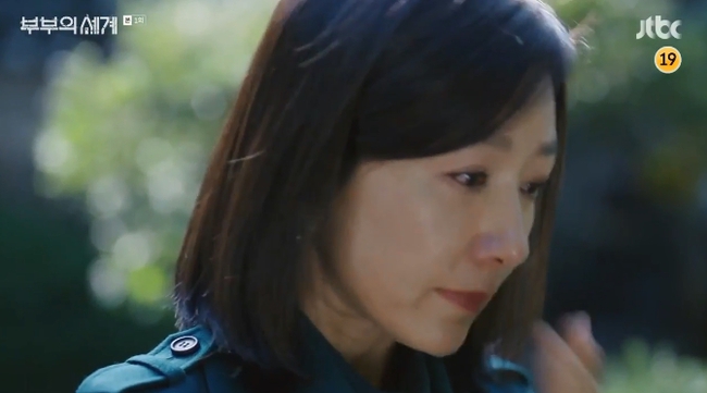 "Chị đại" Kim Hee Ae tái xuất, vừa mở màn đã có cảnh ân ái với chồng trẻ đầy nóng bỏng, rating vượt qua cả "Crash Landing On You" - Ảnh 13.