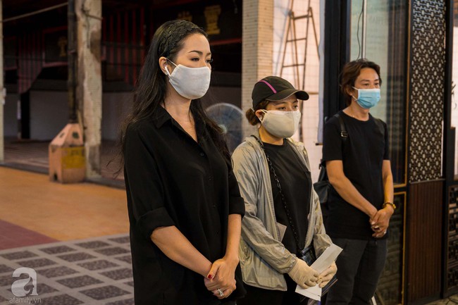 Tang lễ diễn viên Mai Phương diễn ra lặng lẽ, gia đình bạn bè không nén nổi nước mắt - Ảnh 3.