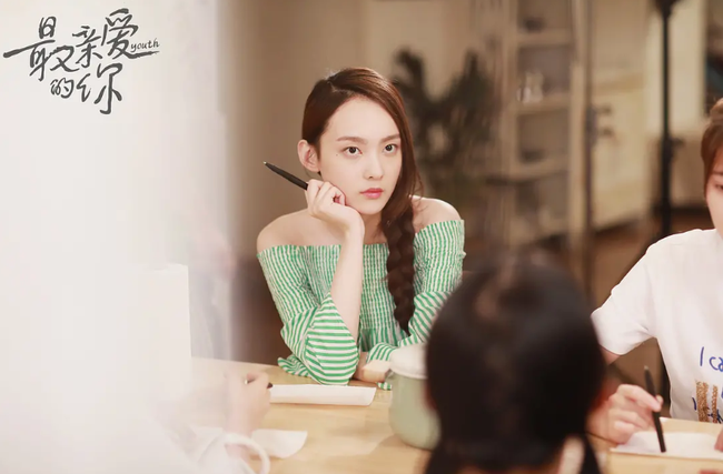 Trước khi ghép couple với Thái Từ Khôn, Ngu Thư Hân từng bị bạn diễn đồng giới cưỡng hôn táo bạo - Ảnh 4. Trước khi ghép couple với Thái Từ Khôn, Ngu Thư Hân từng bị bạn diễn đồng giới cưỡng hôn táo bạo - Ảnh 4.