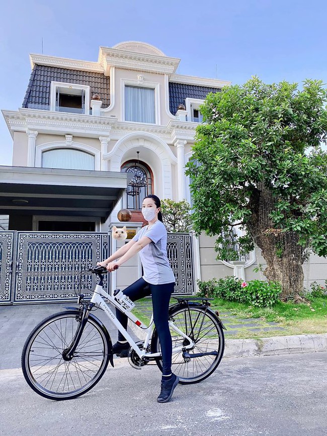 Bảo Thy đeo khẩu trang đi đạp xe thư giãn. Cô nói: Đồ chơi mới nâng cao tinh thần thể thao mùa dịch.