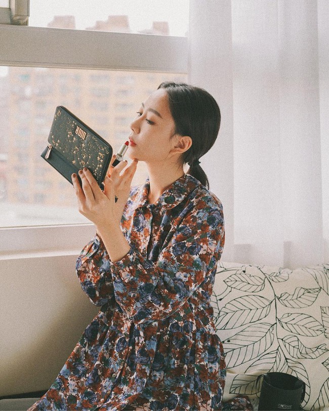 Để không bị chê "trông chẳng ra thể thống gì" khi họp online, nàng công sở hãy ghim 4 tips hoàn thiện phong cách sau - Ảnh 4.