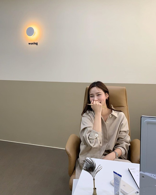 Để không bị chê "trông chẳng ra thể thống gì" khi họp online, nàng công sở hãy ghim 4 tips hoàn thiện phong cách sau - Ảnh 3.