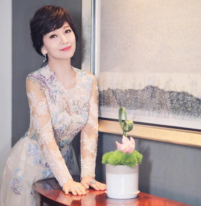 Đóng vai mẹ Châu Tấn, Triệu Nhã Chi 66 tuổi bị bóc phốt: Thánh sống ảo, dùng photoshop che vết nhăn  - Ảnh 8.