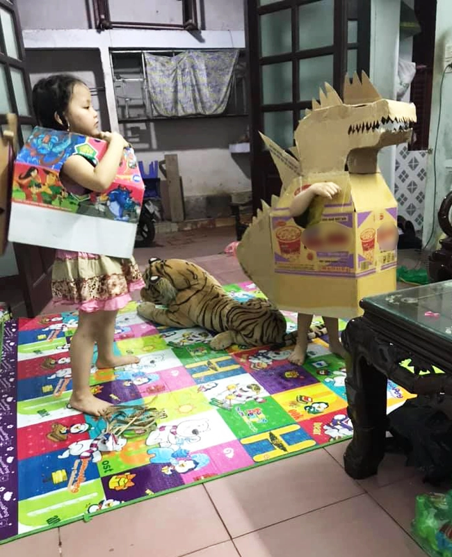 Tranh thủ nghỉ dịch, mẹ Hà Nội làm cho con chú khủng long bằng bìa các tông chơi cực vui, siêu dễ làm mà chẳng tốn đồng nào - Ảnh 1.