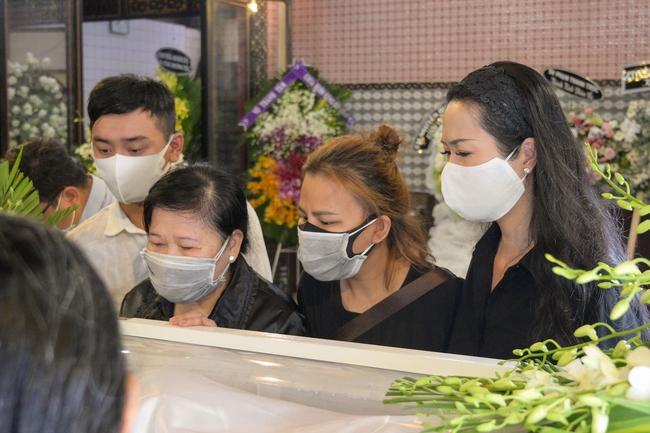 Gia đình, bạn bè đồng nghiệp không kìm được nước mắt trong ngày đưa tiễn Mai Phương về nơi an nghỉ cuối cùng - Ảnh 6.