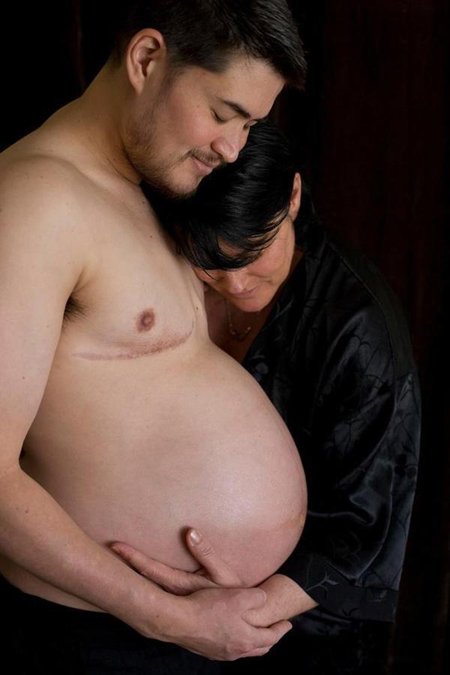 Người đàn ông Việt Nam mang thai thay vợ tiết lộ "chuyện giường chiếu", người vợ xúc động tâm sự: "Chỉ chờ ngày bố tròn con vuông" - Ảnh 4.