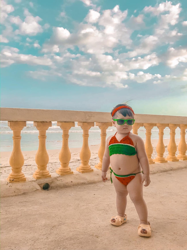 Diện bikini dưa dấu ra biển tạo dáng cực dễ thương, bé gái khiến dân mạng phì cười: "Ố ố la la đường cong em thế kia" - Ảnh 6.