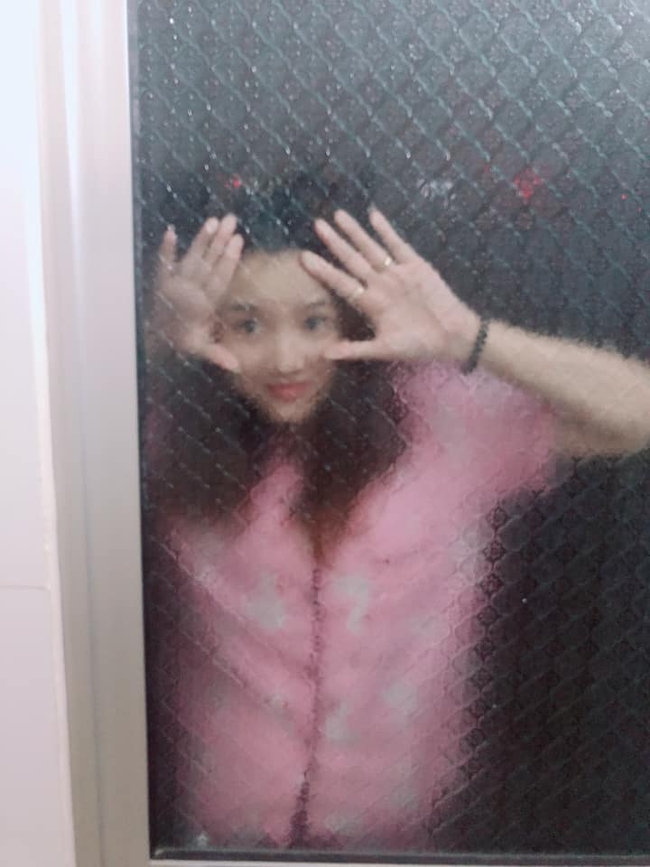 Chàng trai "nhây" vô đối, đứng trước cửa WC làm trò dọa người yêu khiến dân tình cười nắc nẻ: Đâu ai muốn làm người bình thường khi yêu - Ảnh 4.