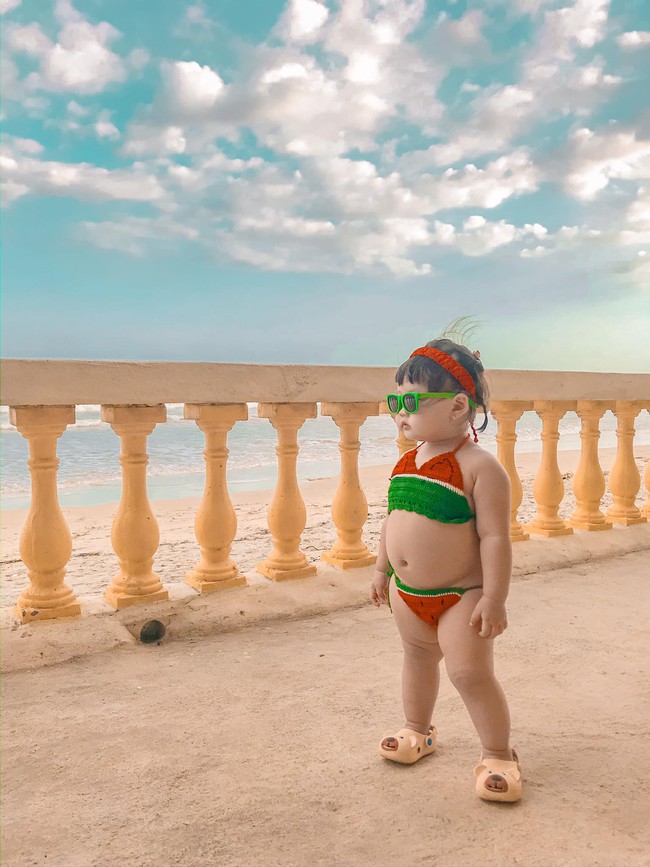 Diện bikini dưa dấu ra biển tạo dáng cực dễ thương, bé gái khiến dân mạng phì cười: "Ố ố la la đường cong em thế kia" - Ảnh 7.