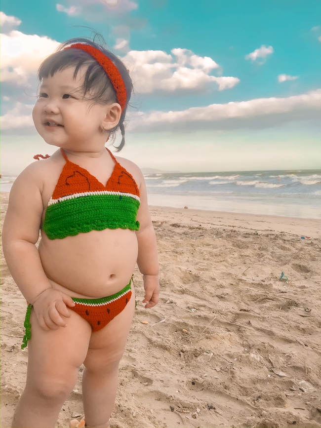 Diện bikini dưa dấu ra biển tạo dáng cực dễ thương, bé gái khiến dân mạng phì cười: "Ố ố la la đường cong em thế kia" - Ảnh 8.