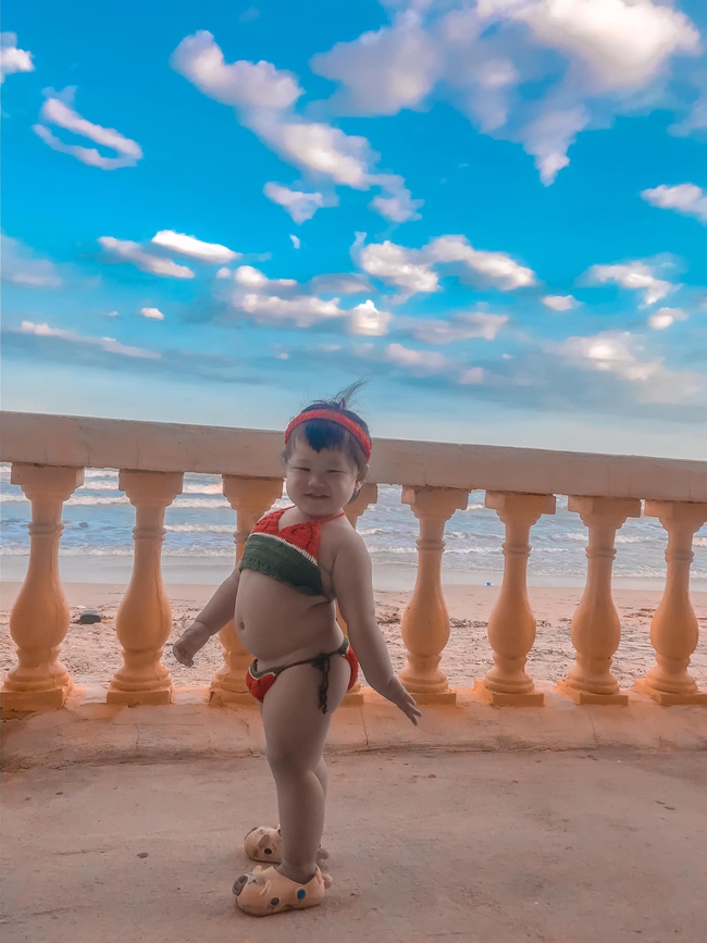 Diện bikini dưa dấu ra biển tạo dáng cực dễ thương, bé gái khiến dân mạng phì cười: "Ố ố la la đường cong em thế kia" - Ảnh 4.