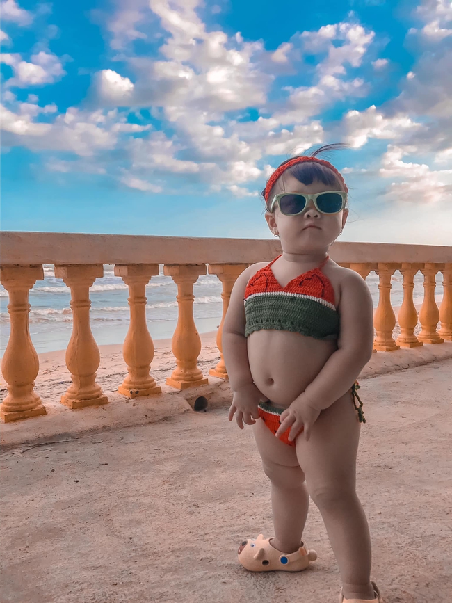 Diện bikini dưa dấu ra biển tạo dáng cực dễ thương, bé gái khiến dân mạng phì cười: "Ố ố la la đường cong em thế kia" - Ảnh 1.