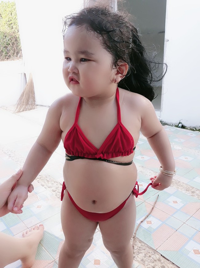 Diện bikini dưa dấu ra biển tạo dáng cực dễ thương, bé gái khiến dân mạng phì cười: "Ố ố la la đường cong em thế kia" - Ảnh 13.