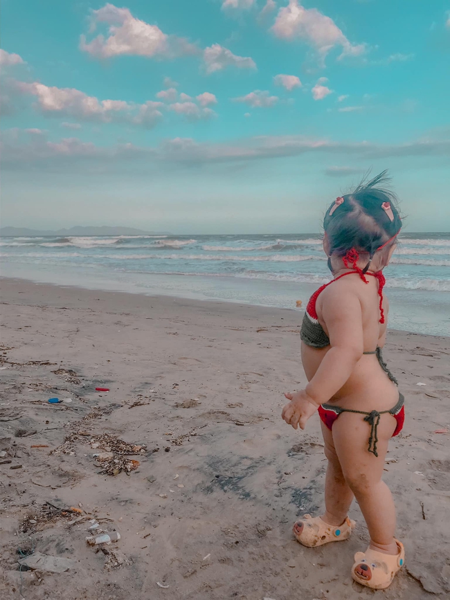Diện bikini dưa dấu ra biển tạo dáng cực dễ thương, bé gái khiến dân mạng phì cười: "Ố ố la la đường cong em thế kia" - Ảnh 5.