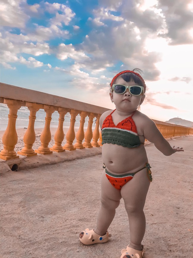 Diện bikini dưa dấu ra biển tạo dáng cực dễ thương, bé gái khiến dân mạng phì cười: "Ố ố la la đường cong em thế kia" - Ảnh 2.