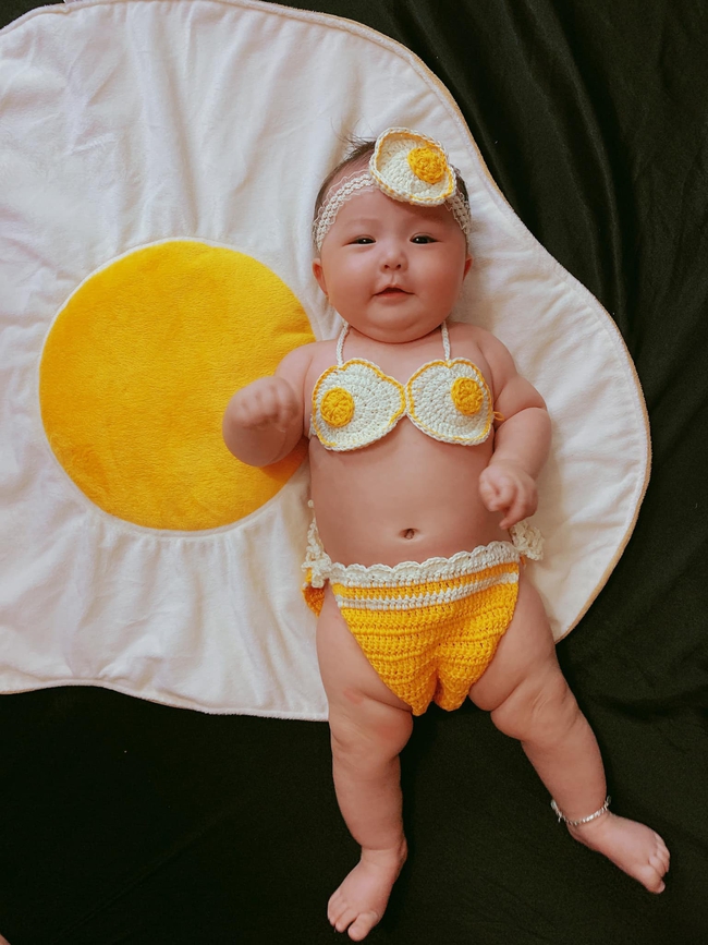 Diện bikini dưa dấu ra biển tạo dáng cực dễ thương, bé gái khiến dân mạng phì cười: "Ố ố la la đường cong em thế kia" - Ảnh 9.