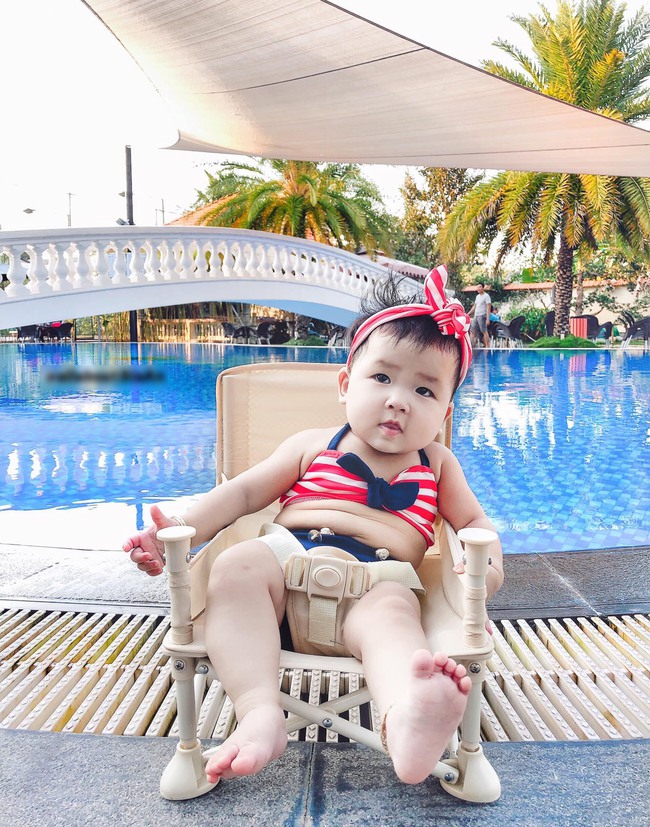 Diện bikini dưa dấu ra biển tạo dáng cực dễ thương, bé gái khiến dân mạng phì cười: "Ố ố la la đường cong em thế kia" - Ảnh 12.