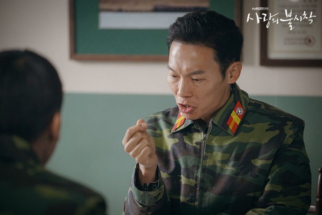 "Crash Landing On You": "Thánh nhây" Pyo Chi Su tiết lộ không dám nhìn Hyun Bin vì quá đẹp trai, bật mí lý do "ghét" Son Ye Jin  - Ảnh 8.