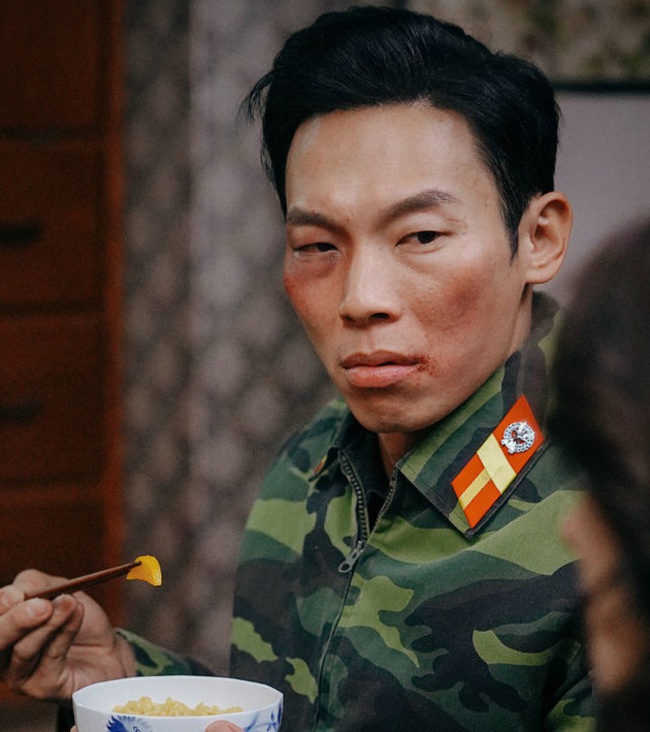 "Crash Landing On You": "Thánh nhây" Pyo Chi Su tiết lộ không dám nhìn Hyun Bin vì quá đẹp trai, bật mí lý do "ghét" Son Ye Jin  - Ảnh 9.