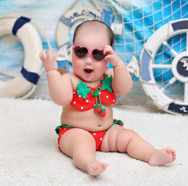Diện bikini dưa dấu ra biển tạo dáng cực dễ thương, bé gái khiến dân mạng phì cười: "Ố ố la la đường cong em thế kia" - Ảnh 11.