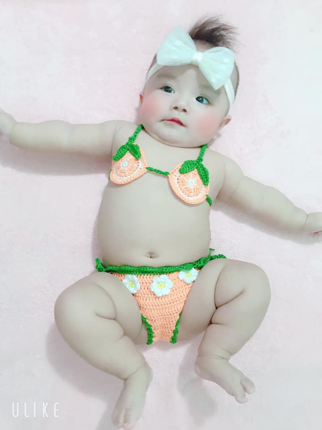 Diện bikini dưa dấu ra biển tạo dáng cực dễ thương, bé gái khiến dân mạng phì cười: "Ố ố la la đường cong em thế kia" - Ảnh 10.
