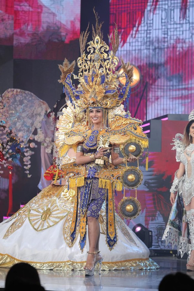 Chung kết Hoa hậu Chuyển giới Quốc tế 2020: Đại diện Malaysia thắng giải phần thi trang phục dân tộc, áo dài 'Bà Triệu' của Hoài Sa gây tiếc nuối - Ảnh 1.