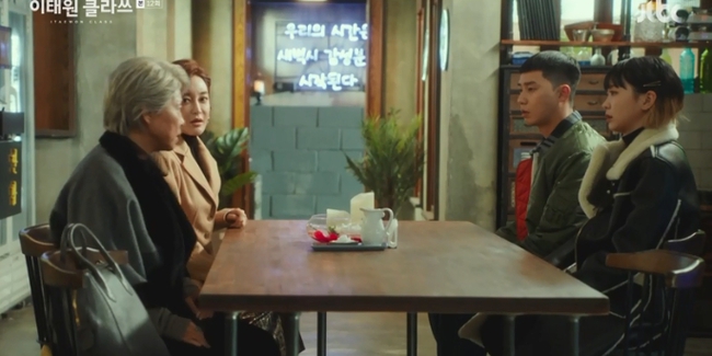 "Itaewon Class": Park Seo Joon phũ đẹp tình đầu mặt dày, Da Mi tiếp tục lụy tình trở về bên ông chủ DanBam - Ảnh 9.