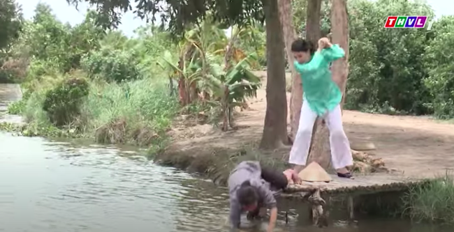 "Luật trời": Kinh hoàng cảnh Trang (Ngọc Lan) cầm gậy đánh mẹ Bích ngã xuống sông, bà Cúc đã bị giết?  - Ảnh 8.