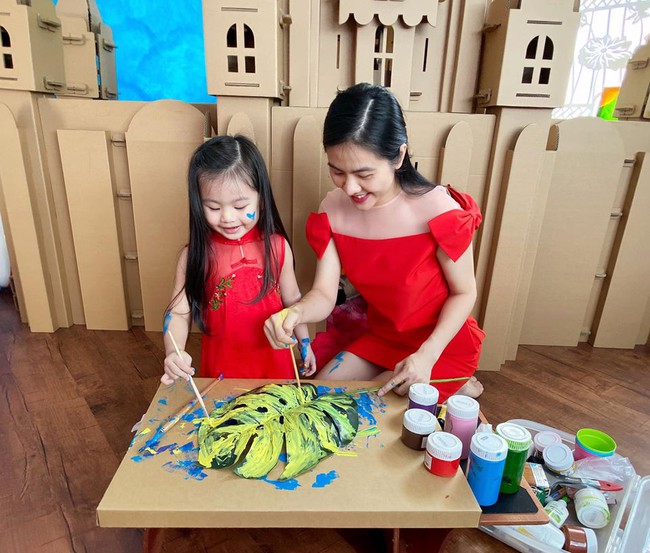 Vân Trang và con gái lôi màu ra nghịch. Nữ diễn viên này nói: Ở nhà cả ngày thì làm gì cho hết ngày dài với bà. Bao nhiêu đồ nghề để hành nghề là đem ra cho bả quậy banh.