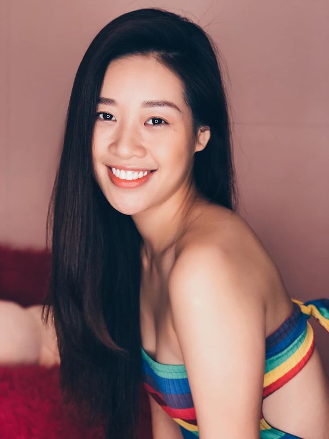 Khánh Vân thực hiện thử thách make-up trong vòng 5 phút.