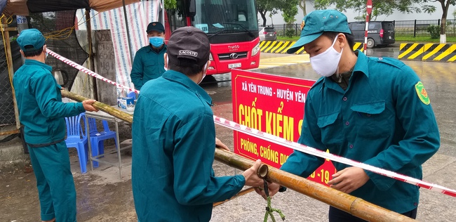 Lực lượng chức năng lập chốt kiểm soát tất cả mọi công nhân đi từ nhà máy vào khu trọ