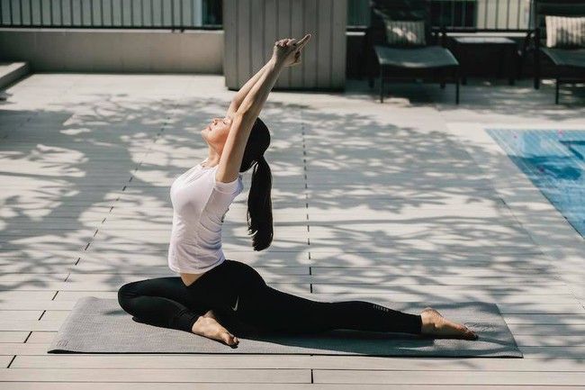 Lan Phương tập yoga trong những ngày cách ly xã hội: Hoạt động chống buồn chán trong những ngày kiềm toả.