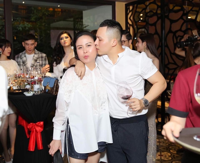 Vừa có thông báo giãn cách xã hội thêm 1 tuần lễ, Phượng Chanel đã đăng ảnh Vũ Khắc Tiệp kèm thông báo: "Bạn tôi chính thức cách ly lần 5" - Ảnh 1.