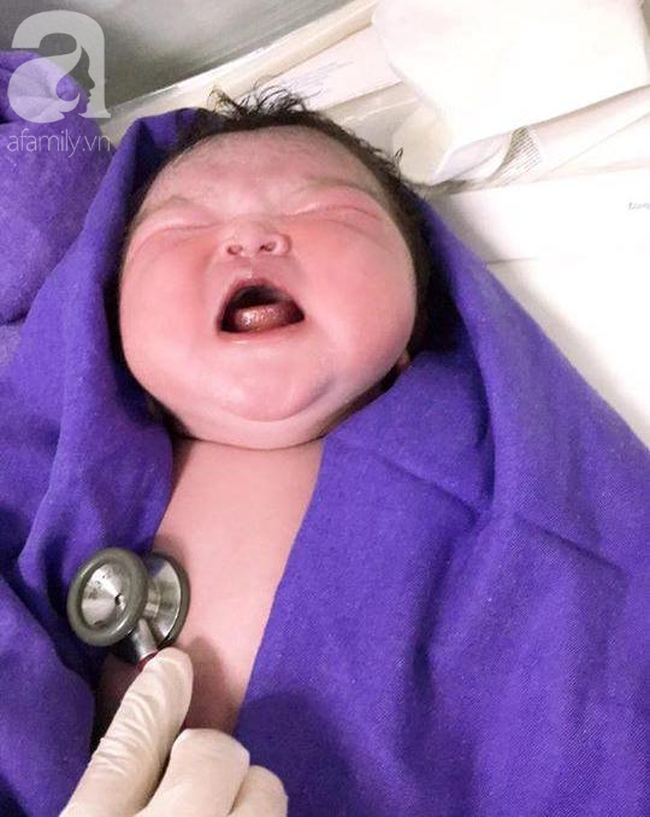 Quảng Ninh: Bé gái sơ sinh nặng kỷ lục 6.1kg vừa chào đời - Ảnh 2.