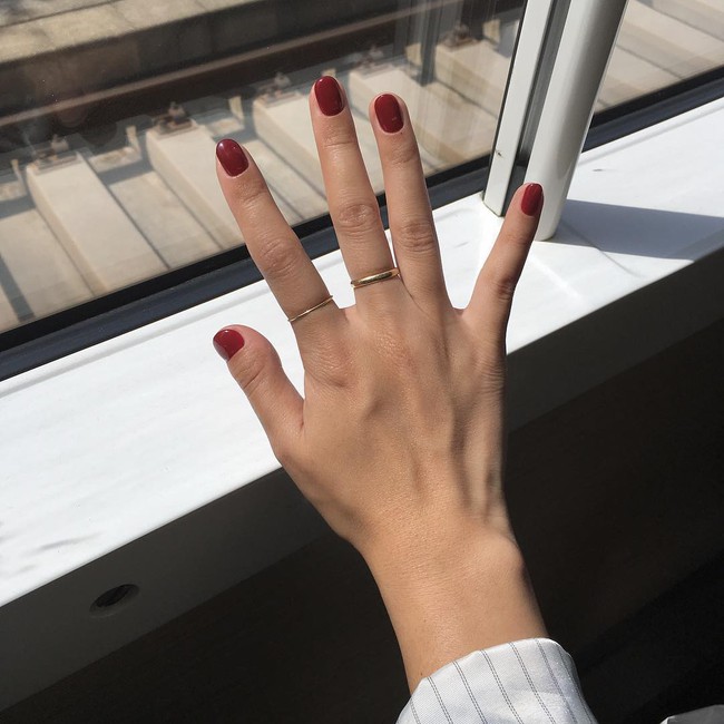 Chụp mặt xinh mãi chắc sẽ chán, giờ chị em hãy khoe ngay bộ nail "nhà làm" theo 13 cách cực kỳ sang chảnh tinh tế sau  - Ảnh 1.