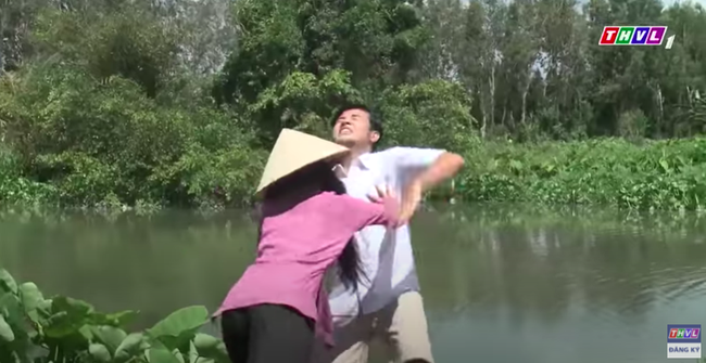 "Luật trời": Bích gào khóc thảm thiết khi Tiến ngã xuống sông, nửa đêm còn đỏ mặt nhớ về cậu chủ  - Ảnh 2.