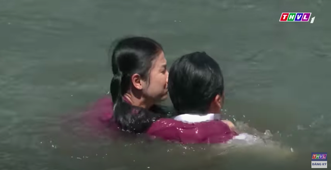 "Luật trời": Bích gào khóc thảm thiết khi Tiến ngã xuống sông, nửa đêm còn đỏ mặt nhớ về cậu chủ  - Ảnh 5.