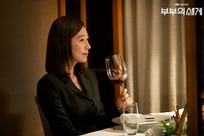 "Bà cả" Jang Nara và Kim Hee Ae đều thích diện đồ đen khi hẹn hò: Trông thật sang mà cũng u ám như con đường hôn nhân của hai chị vậy - Ảnh 2.