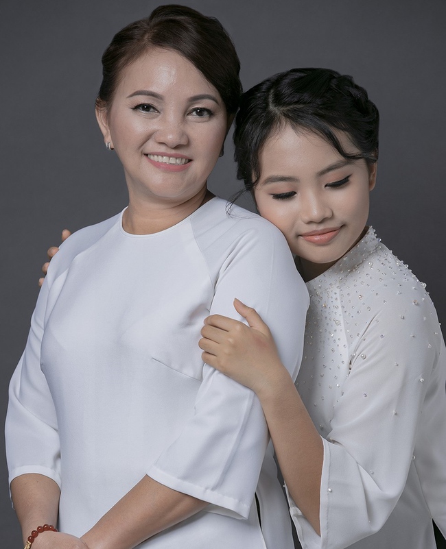 Phương Mỹ Chi và mẹ ruột chính thức lên tiếng về clip con gái trét bánh kem vào mặt mẹ gây tranh cãi - Ảnh 2.