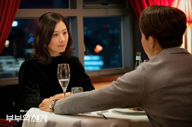 "Bà cả" Jang Nara và Kim Hee Ae đều thích diện đồ đen khi hẹn hò: Trông thật sang mà cũng u ám như con đường hôn nhân của hai chị vậy - Ảnh 1.