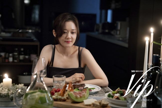 "Bà cả" Jang Nara và Kim Hee Ae đều thích diện đồ đen khi hẹn hò: Trông thật sang mà cũng u ám như con đường hôn nhân của hai chị vậy - Ảnh 4.