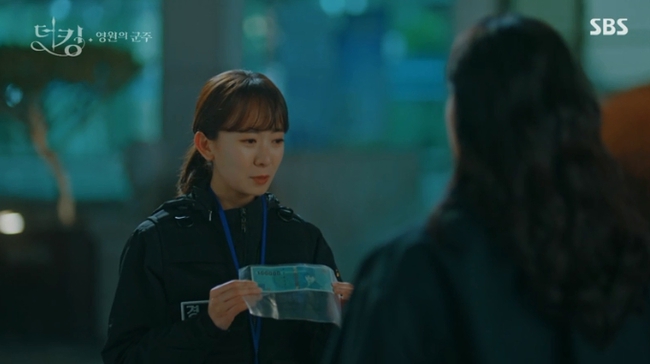 "Quân vương bất diệt" tập 4: Tan chảy cảnh Lee Min Ho ôm Kim Go Eun vào lòng, cưỡi ngựa bước vào thế giới chỉ có đôi ta - Ảnh 5.