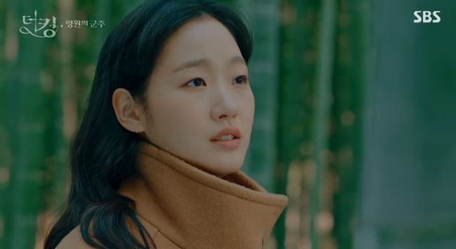 "Quân vương bất diệt" tập 4: Tan chảy cảnh Lee Min Ho ôm Kim Go Eun vào lòng, cưỡi ngựa bước vào thế giới chỉ có đôi ta - Ảnh 6.