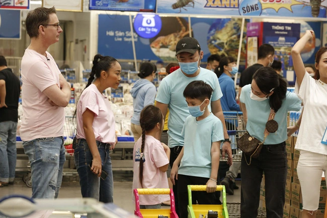 Con gái Đoan Trang bám riết con trai Thu Trang - Tiến Luật, bố mẹ 2 nhà còn kịch liệt "đẩy thuyền" - Ảnh 3.